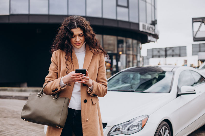 Woman selling her car with Shopicar